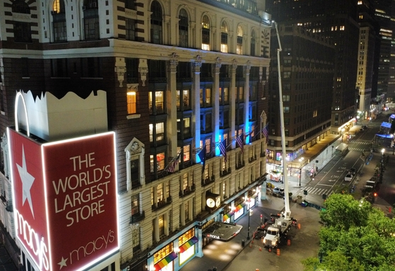 How to Inspect The World’s Largest Department Store Facade in Just Five Nights 300 ft Boom lift