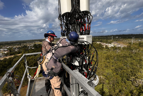Crane Basket Alternative in Windy Florida Alpha Platforms A-210 Boom Lift Cage with crew